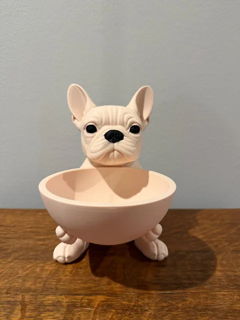 Kucağında kase tutan krem bulldog figürü